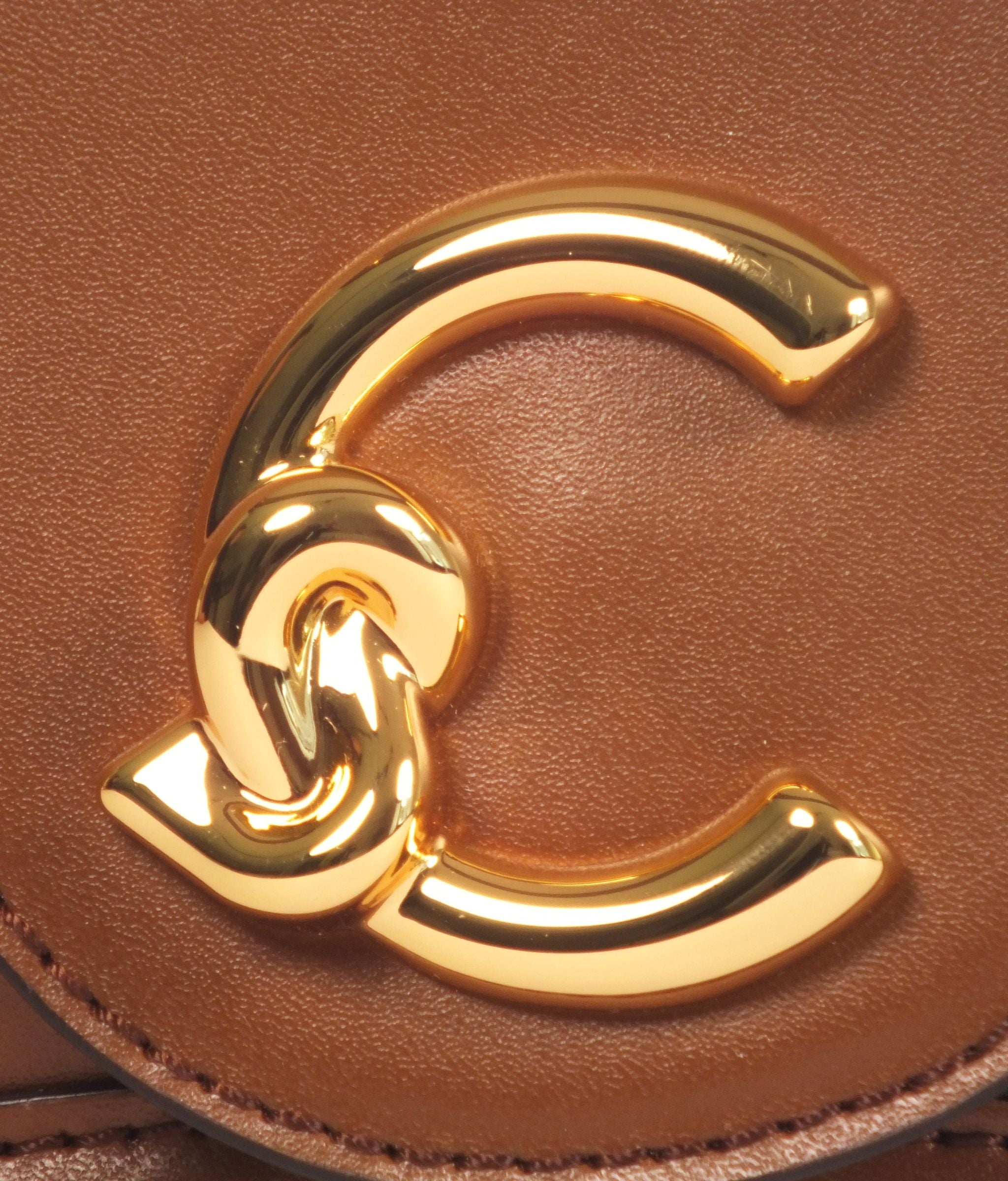 Coccinelle C-Me — ელეგანტური ტყავის ჩანთა